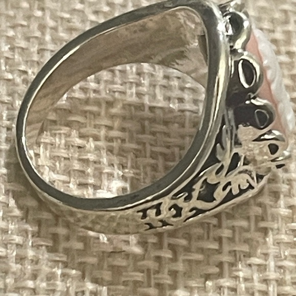 Elegant Silver and Pink Cameo Ring - Picture 3 of 4